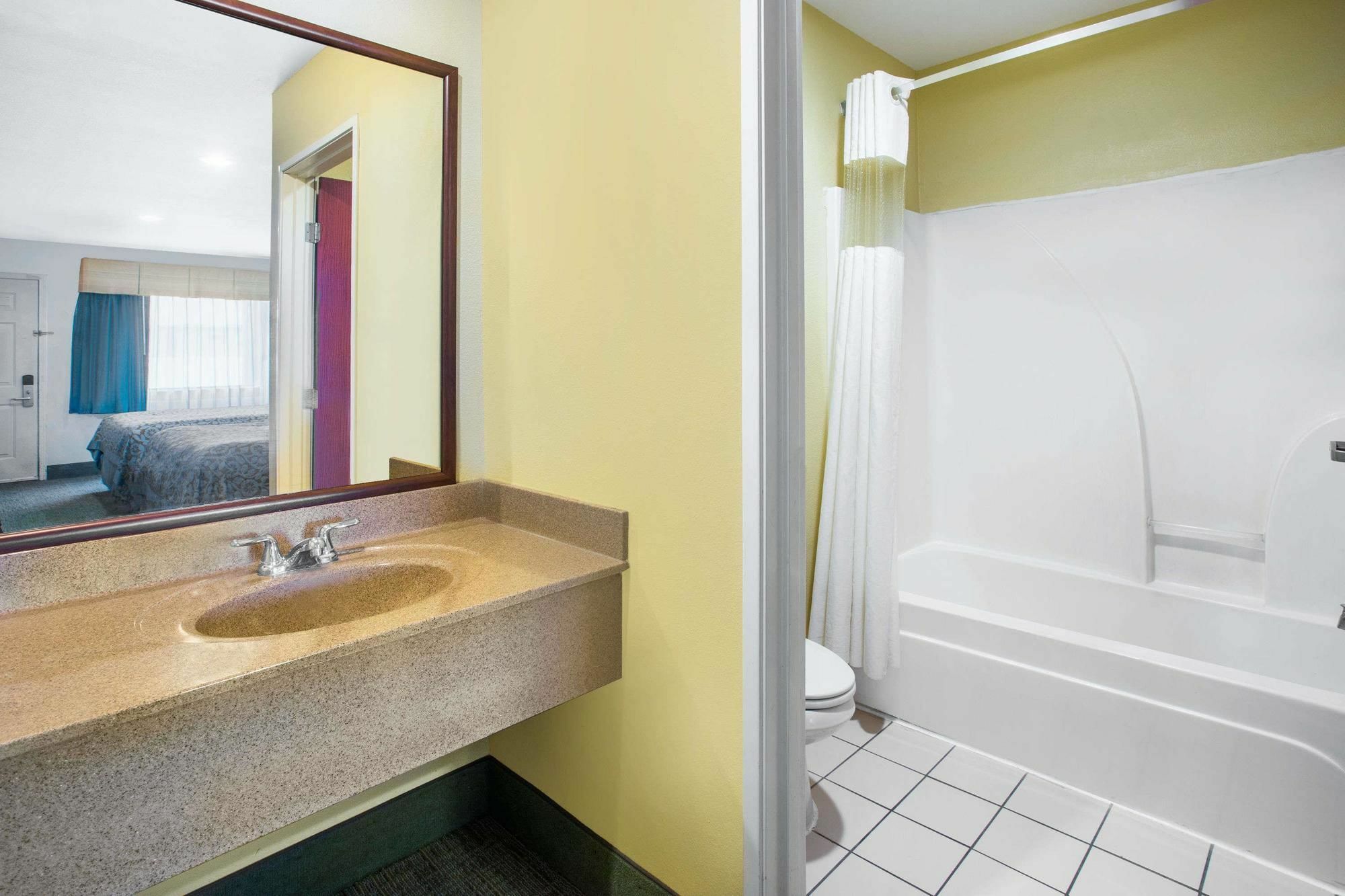 Days Inn By Wyndham Abbeville Εξωτερικό φωτογραφία