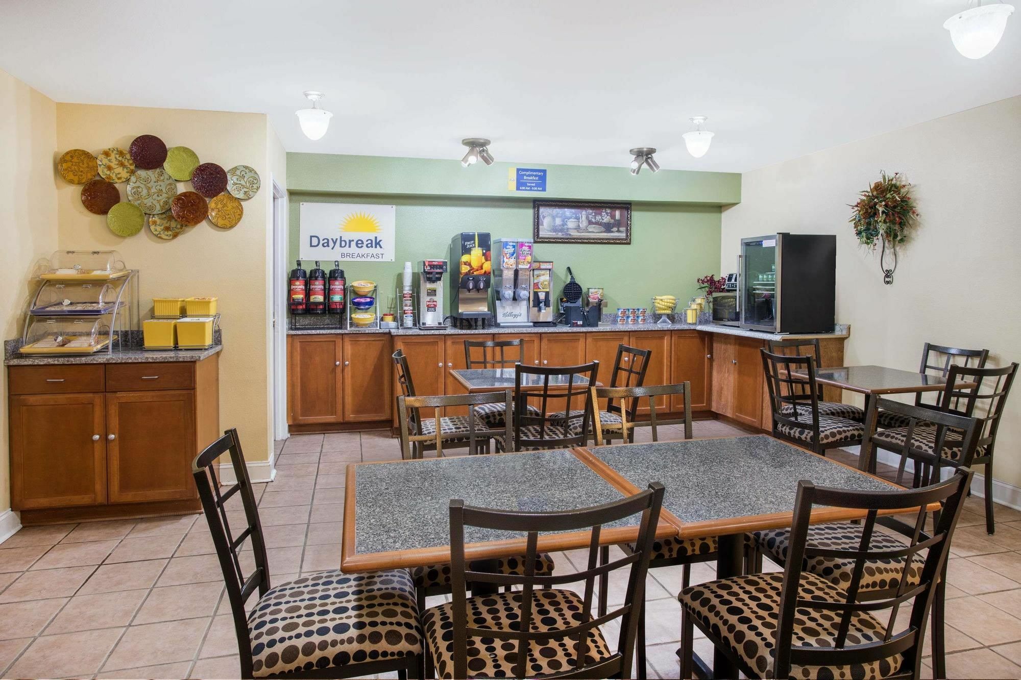 Days Inn By Wyndham Abbeville Εξωτερικό φωτογραφία